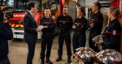 découvrez comment l'humour dans une émission sur les pompiers trouve un équilibre délicat entre légèreté et respect, mettant en valeur leur courage tout en divertissant.